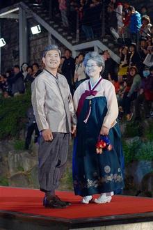 지난해 5월 서울 청계천 수상패션쇼에 양성훈·남덕임 부부가 한복을 입고 모델로 나섰다.  양성훈씨 제공