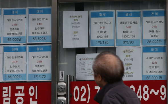 22일 오후 서울 마포구에 위치한 한 부동산 중개업소 유리벽에 전세, 매매 시세를 알리는 종이가 붙어 있다. 신소영 기자 viator@hani.co.kr