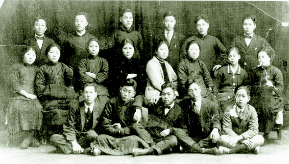 1921년 겨울 상하이의 한국유학생 모임인 화동학생연합회에서 찍은 것으로 추정되는 사진. 맨 앞줄 가운데 보타이를 맨 청년이 박헌영, 둘째줄 오른쪽에서 두번째 일본 여학생 교복을 입은 여성이 현앨리스다. 돌베개 제공