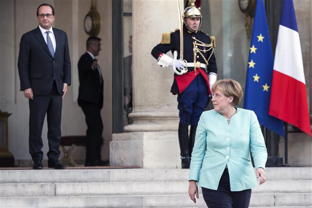 6일 프랑스 엘리제궁에서 프랑수아 올랑드 프랑스 대통령(왼쪽 뒤)이 정상회담을 마친 뒤 떠나는 앙겔라 메르켈 독일 총리(오른쪽 앞)를 배웅하고 있다.  파리/EPA 연합뉴스