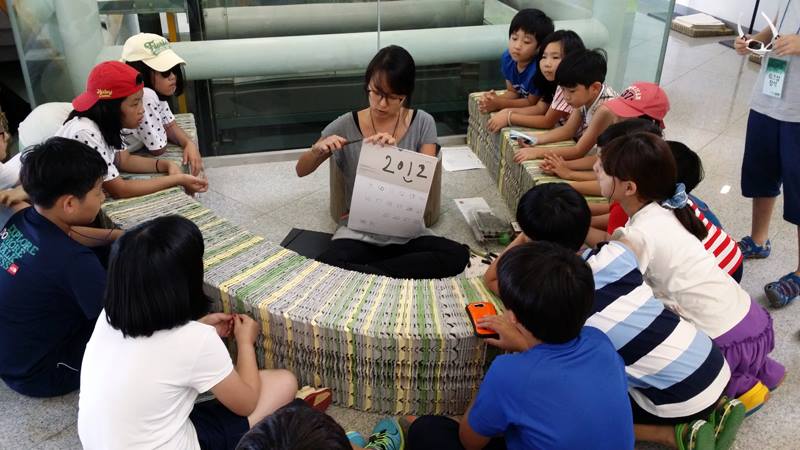 김은경씨가 지난해 국립생태원에서 열린 에코서머 페스티발 ‘하하하(夏夏夏)’에서 녹색공감교실 열어 아이들과 함께 새 만들기 워크숍을 진행하고 있다.