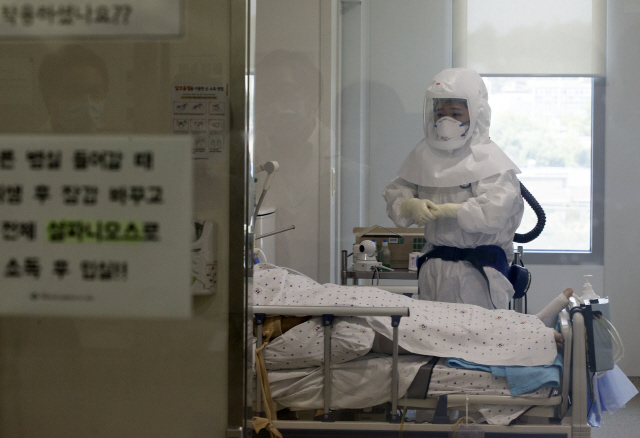 국가 지정 격리병원인 서울의료원(중랑구)에서 방호복을 입은 의료진이 음압격리병실에서 메르스 확진 환자를 돌보고 있다. 사진공동취재단