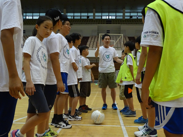 교육 참가자가 초등학교 학생들에게 평화축구의 의의를 설명하고 있다.