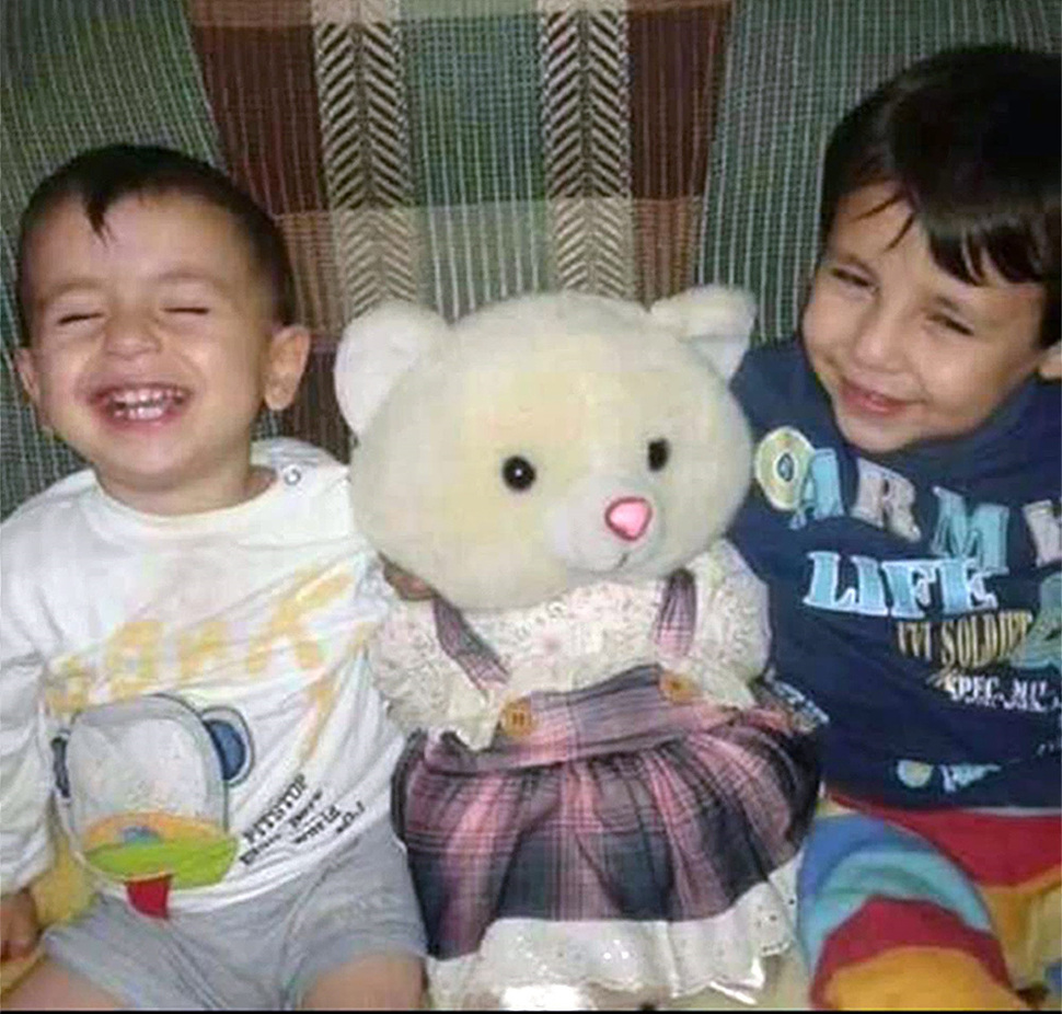 지난 2일(현지시간) 터키의 해변에서 익사체로 발견된 세살배기 시리아 난민 아일란 쿠르디(왼쪽)와 형 갈립(5)의 생전 모습. 이들 형제와 엄마 레한은 터키에서 그리스로 가기 위해 탄 소형 고무보트가 전복돼 모두 숨졌다. AP 연합뉴스