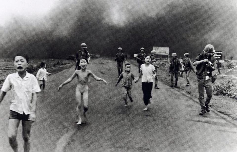베트남전 당시 네이팜탄 폭격으로 화상을 입고 맨몸으로 울부짖으며 거리를 내달리는 소녀. 한겨레 자료사진