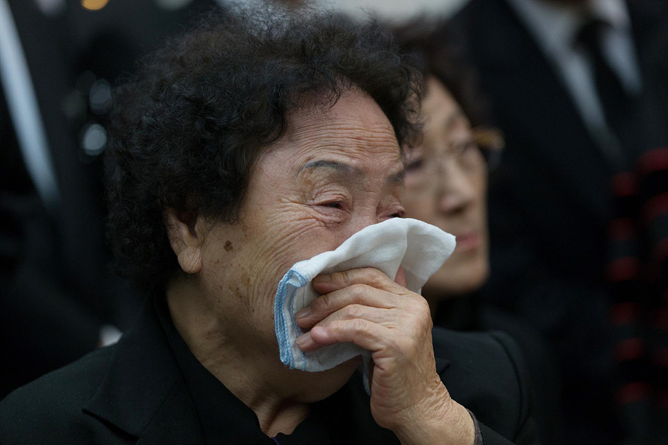 23일 오전 서울 종로구 서울대병원 장례식장에서 한 유족이 입관식을 지켜보며 눈물을 흘리고 있다. 사진공동취재단