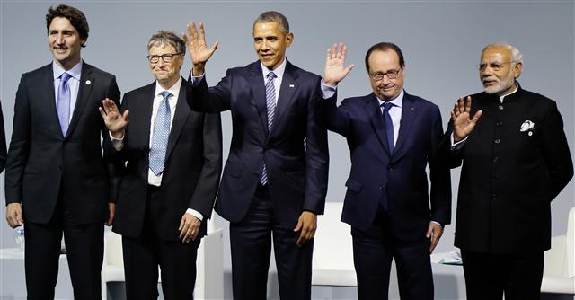 30일(현지시각) 프랑스 파리 외곽 르부르제에서 유엔 기후변화협약 당사국 총회가 개막한 가운데, ‘청정에너지 혁명’ 세션에 참석한 쥐스탱 트뤼도(왼쪽부터) 캐나다 총리, 빌 게이츠 마이크로소프트 창업자, 버락 오바마 미국 대통령, 프랑수아 올랑드 프랑스 대통령, 나렌드라 모디 인도 총리가 나란히 서서 손을 흔들며 인사하고 있다. 
 르부르제/AP 연합뉴스