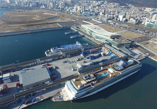 Photo Chinese Cruise Ship Docks In Busan International News The Hankyoreh