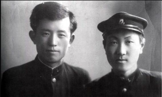 연희전문학교 학생 시절의 윤동주(왼쪽)와 정병욱. 정병욱은 1942년 4월 윤동주가 일본 릿쿄대학에 입학하기 전에 건네받은 자필 시고를 고향의 어머니에게 맡겼다. 이 시집은 1948년 윤동주 사후에 출간된다.