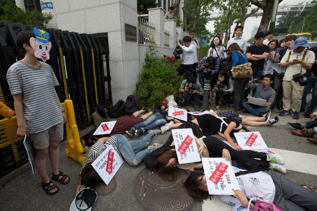 20대 여성들이 23일 오후 서울 서초경찰서 앞에서 경찰이 ‘강남역 여성살인사건’을 정신질환 범죄 유형로 규정한 데 항의하는 행위극을 벌이고 있다. 이들은 ‘여성혐오 범죄’ 수사를 신설할 것을 요구했다.  김성광 기자 flysg2@hani.co.kr