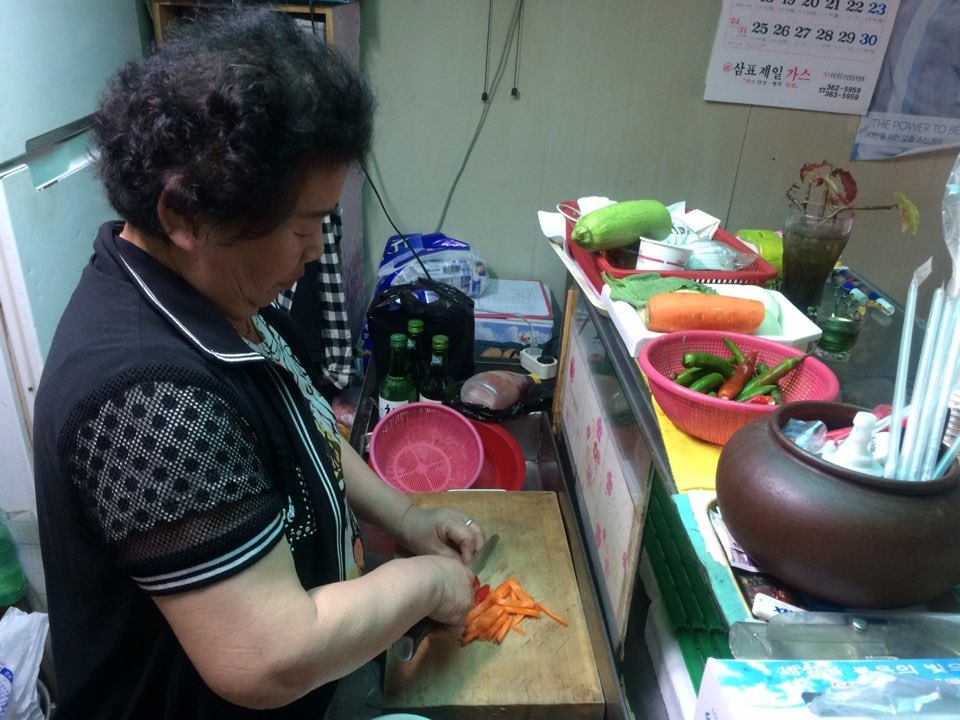 서울 마포구 아현동 인근의 포장마차 거리에서 25년째 ‘강타 이모집'을 운영하고 있는 전영순씨가 5일 낮, 저녁 손님을 맞기 위해 재료를 준비하고 있다.