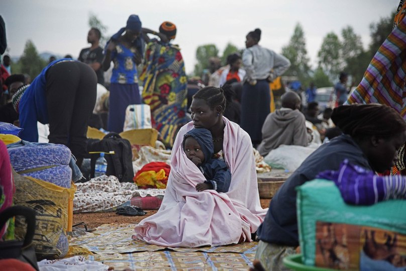 16일 우간다 아무루주에 자리한 임시 난민 캠프에서 한 난민 여성이 아이를 품에 안고 있다. 아무루/AFP 연합뉴스