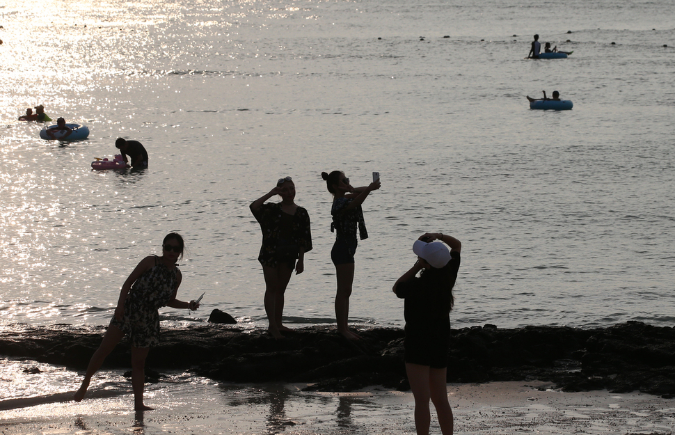 8월 23일 오후 제주 협재 해수욕장에서 피서객들이 물놀이를 즐기고 있다. 제주/ 김봉규 선임기자 bong9@hani.co.kr