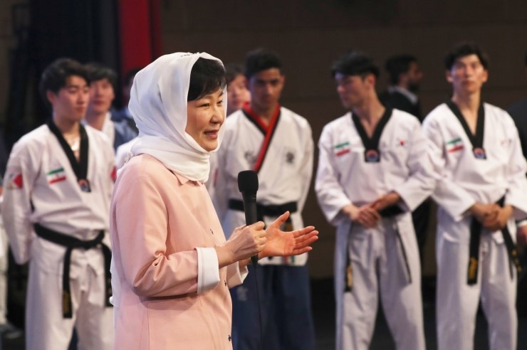 박근혜 대통령이 지난 5월2일 이란 테헤란 밀라드타워에서 케이스포츠재단의 태권도 시범단 공연을 관람한 뒤 인사말을 하고 있다.청와대 블로그 갈무리