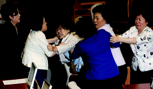 지난 2009년 9월 22일 오후 국회 본회의장에서 언론관계법 표결을 막으려던 이정희 민주노동당 의원(왼쪽 둘째)이 이은재 의원(맨 왼쪽) 등 한나라당 여성 의원들에 의해 멱살이 붙잡힌 채 끌려나가고 있다. 한겨레 자료사진