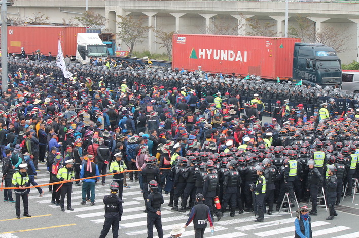 화물연대 부산 파업집회에 경찰 헬리콥터 출동 : 전국일반 : 전국 : 뉴스 : 한겨레 화물연대 부산 파업집회에 경찰 헬리콥터 출동