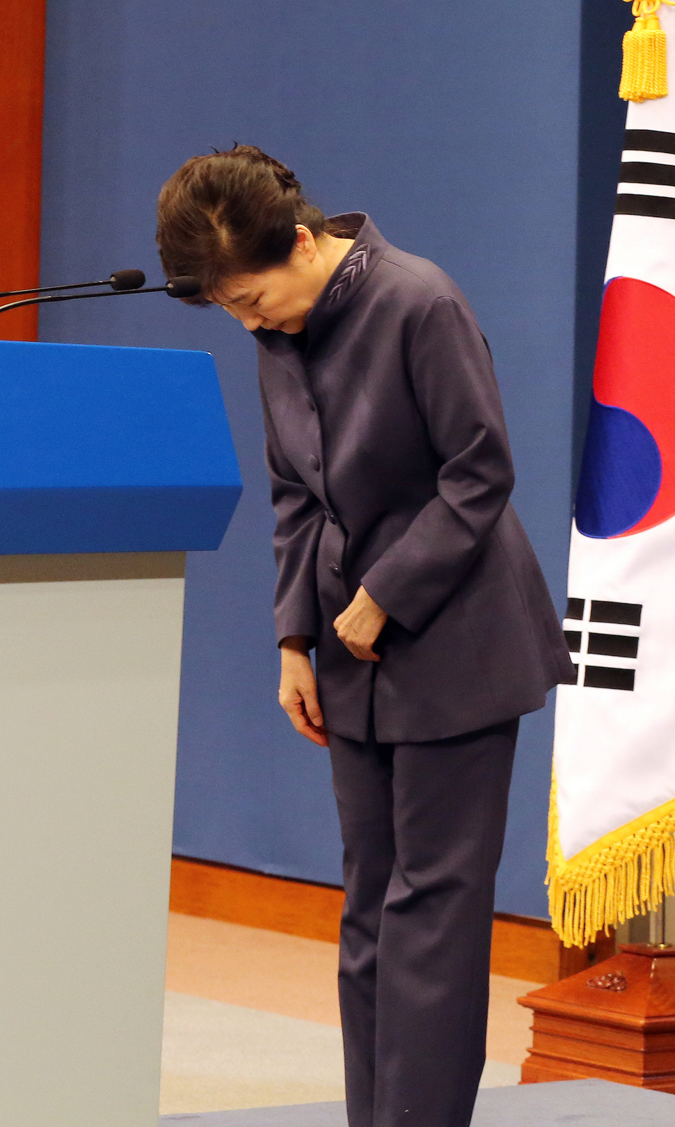 박근혜 대통령이 25일 오후 청와대 춘추관에서 연설문 유출과 관련한 대국민 사과 기자회견에서 인사를 하고 있다. 청와대사진기자단