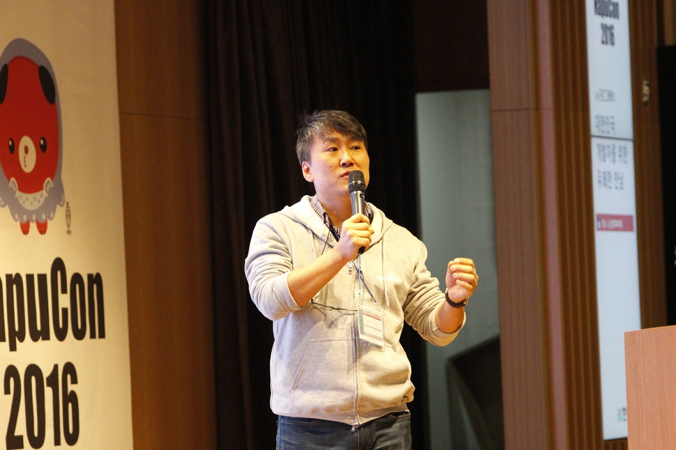 임백준씨가 25일 서울 잠실 삼성에스디에스(SDS)에서 개발자들을 위한 ‘아르티에프엠(RT:FM) 나는 프로그래머다 2016’ 콘퍼런스에서 기조연설을 하고 있다.  한빛미디어 제공