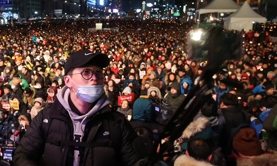 “나는 내가 대표한다”…11월 혁명의 ‘스마트 시민’