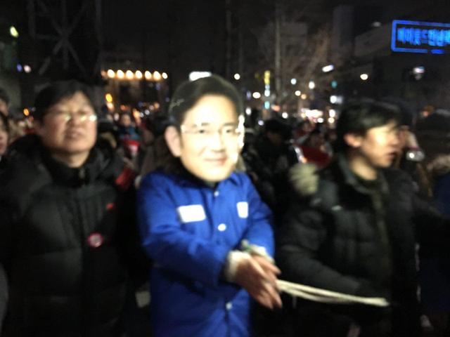 21일 종각 삼성타워 앞에서 촛불집회 행진 중 이재용 삼성전자 부회장 구속 퍼포먼스를 벌이고 있다. 허승 기자