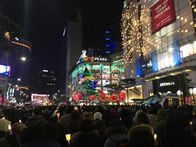 21일 명동 롯데백화점 앞에서 시민들이 “재벌 총수 구속”을 외치며 촛불집회 행진을 벌이고 있다. 허승 기자