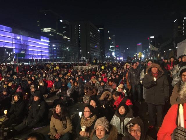 함박눈이 내리는 영하의 날씨에도 21일 서울 광화문광장에서 열린 13차 촛불집회에 연인원 32만명(집회 쪽 추산)의 시민이 모였다. 허승 기자