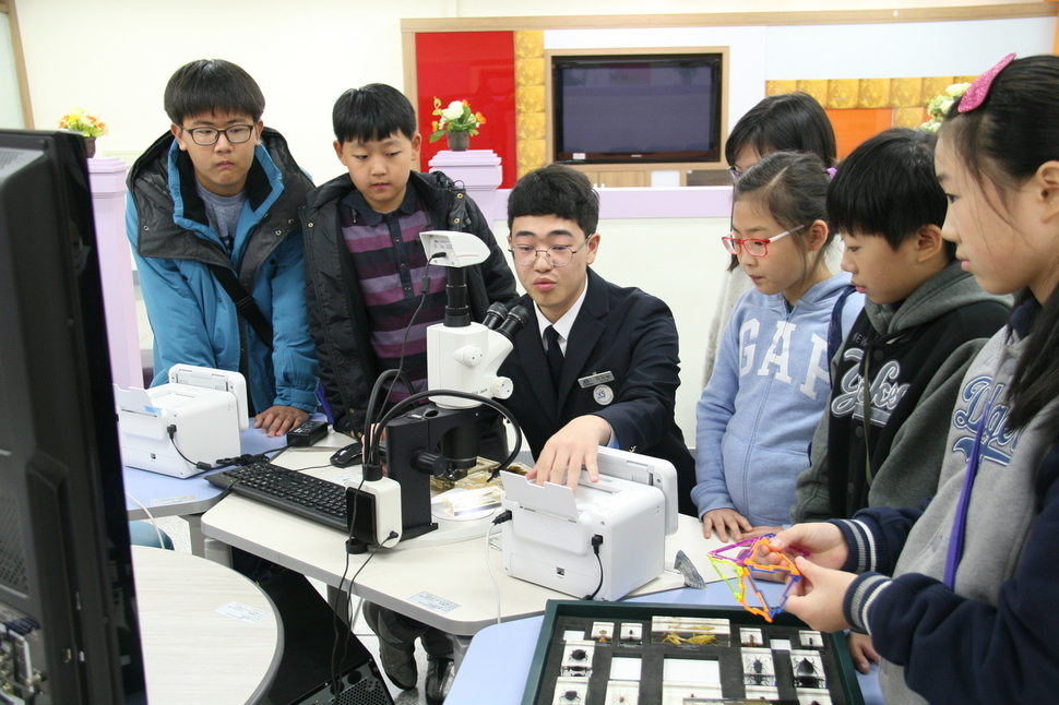 한국과학영재학교 학생이 과학에 관심있는 어린 학생들에게 열린 과학 체험의 기회를 제공하는 과학체험교실을 운영하고 있다. 한국과학영재학교 제공
