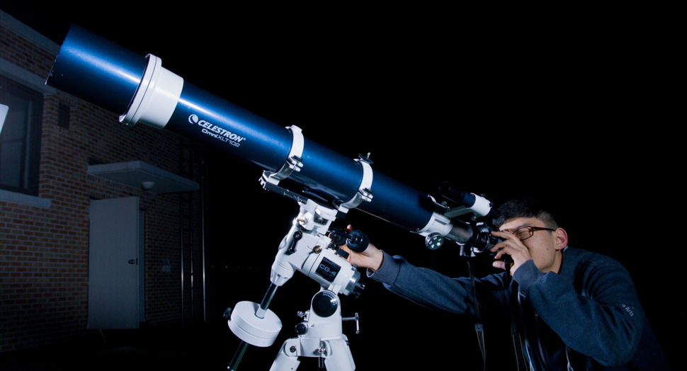 세종과학예술영재학교 학생들이 천체과측 기초 수업에서 망원경을 활용해 달 사진을 촬영하고 있다. 세종과학예술영재학교 제공