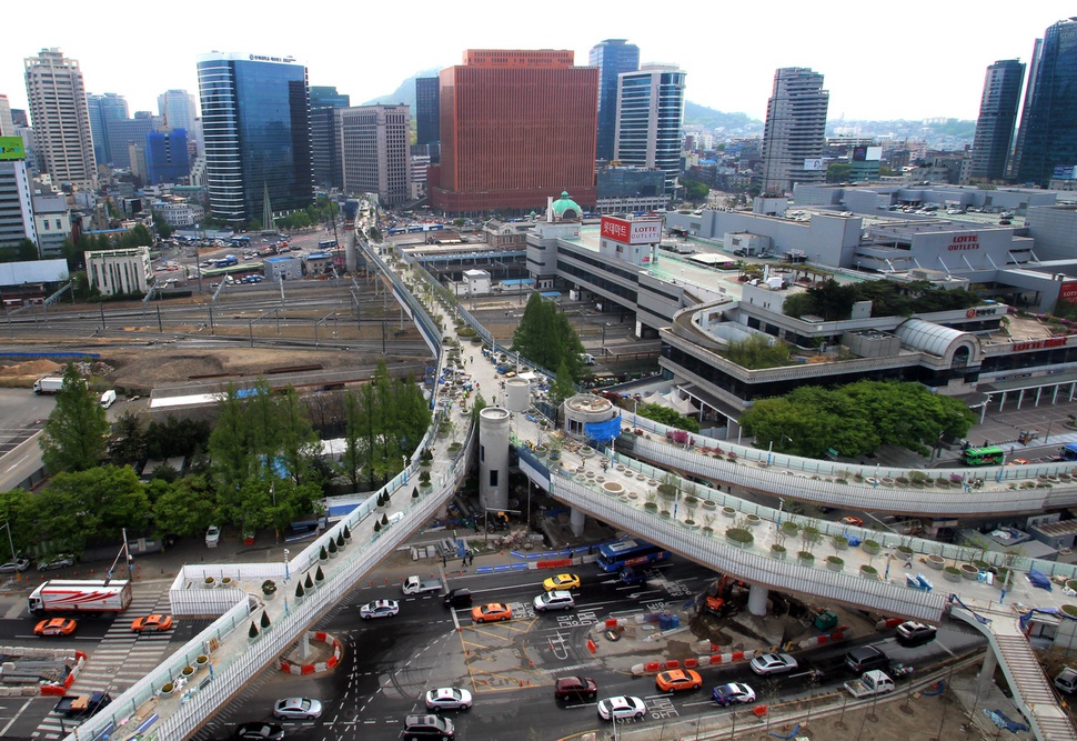 Seoul station. Станция Сеул. Сеул ЖД вокзал. Висячий парк в Сеуле вокзал. Речной вокзал в Сеуле.