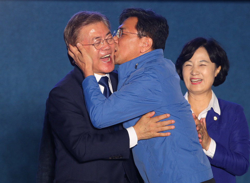 Photo] Moon Jae-in hosts soft opening for his bookshop : National : News :  The Hankyoreh