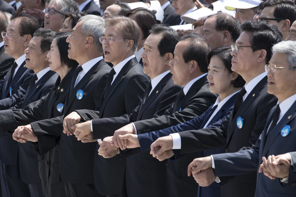 Photo] Moon Jae-in hosts soft opening for his bookshop : National : News :  The Hankyoreh