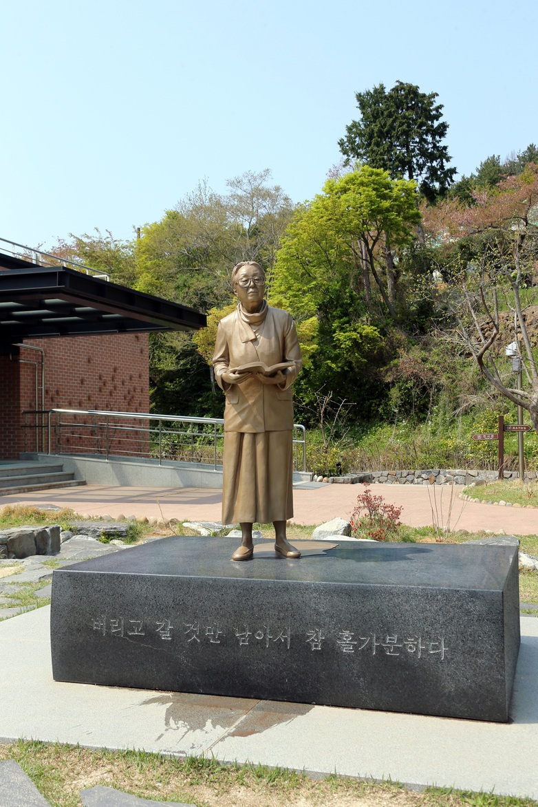 러 상트대에 박경리 동상 건립 : 전국 : 사회 : 뉴스 : 한겨레
