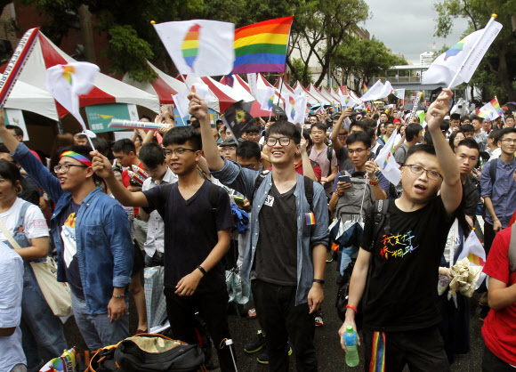 대만 최고법원인 사법원이 동성 결혼을 금지한 현행법을 위헌으로 결정해 아시아에서 최초로 동성 결혼을 합법화한 24일 타이베이에서 동성 결혼 합법화를 지지해온 시민들이 환호하고 있다. 타이베이/AP 연합뉴스