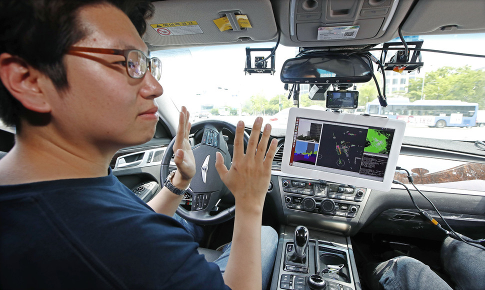 22일 오후 서울 영등포구 여의도 일대에서 서울대 지능형자동차IT연구센터 연구원들이 자율주행차 스누버(SNUver)를 타고 일반도로를 주행하고 있다. 공동취재단