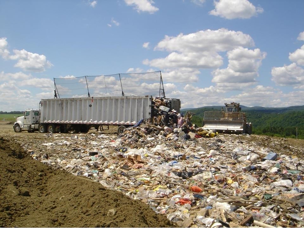 플라스틱은 1950년대 이래 60여년 동안 83억톤이 생산돼 대부분 매립장이나 자연에 그대로 버려지고 있다. <사이언스 어드밴시스> 제공