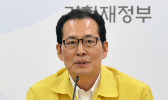 기재부 차관 “종교인 과세, 예정대로 진행”