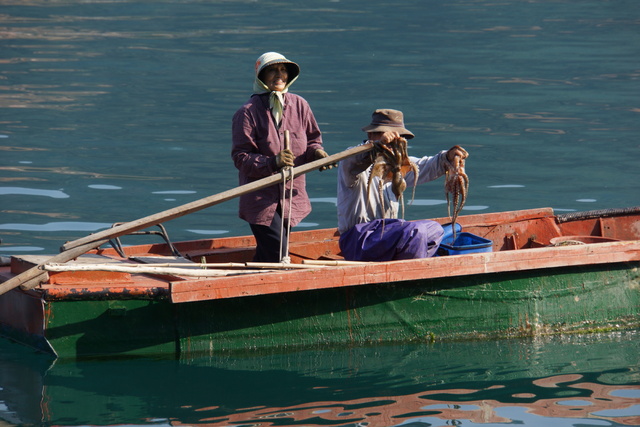 섬 토속음식의 주재료는 풍부한 해산물이다. 통영 욕지도의 어민 부부가 잡은 문어를 들어올리고 있다.