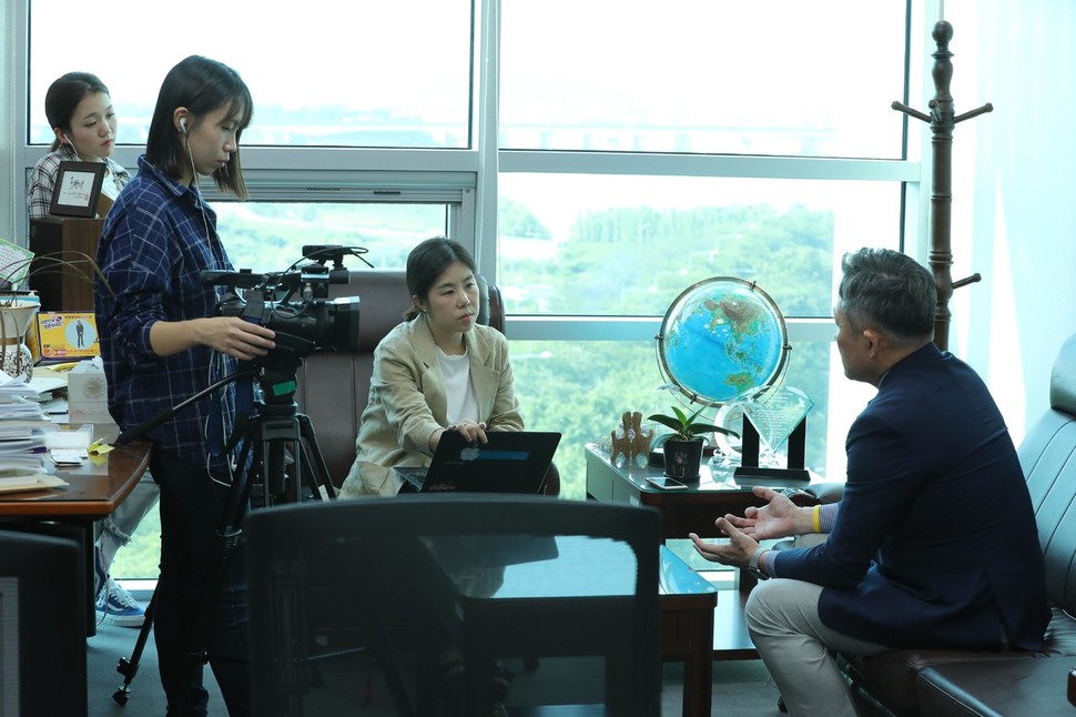 표창원 의원이 동물전문 매체 <애피> 신소윤 기자(가운데), 박선하 피디(왼쪽)과 인터뷰를 하고 있다.  강창광 기자