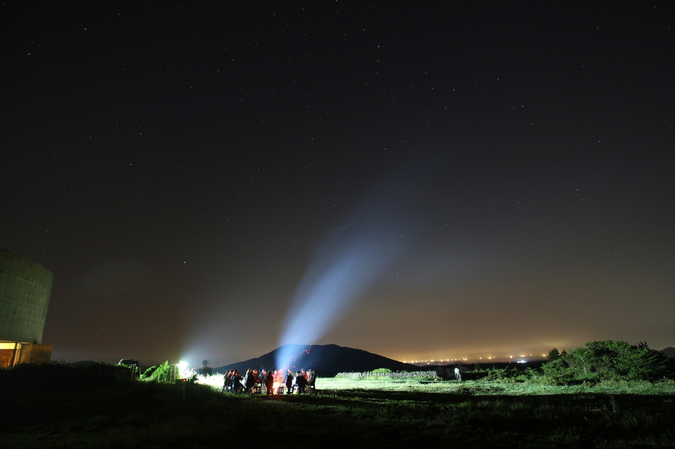 서귀포시 표선면 가시리에서 캠핑여행자들이 밤하늘을 보고 있다.