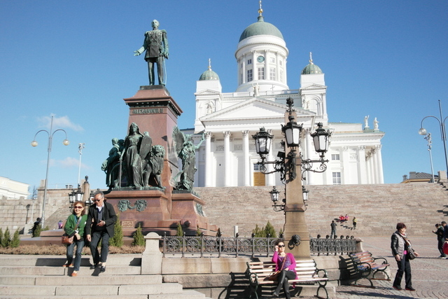 핀란드 수도 헬싱키의 의사당 광장에 있는 제정러시아 시절 차르 알렉산드르 2세의 동상은 핀란드와 러시아의 ’가깝고도 먼’ 관계를 상징적으로 보여준다. 헬싱키/ 조일준 기자