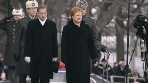 2000년부터 12년을 재직한 타르야 할로넨 전 핀란드 대통령(앞줄 오른쪽) 시절, 핀란드는 국가청렴도, 국가경쟁력, 교육경쟁력 1위 국가로 올라섰다. 핀란드의 ’국민엄마’로 불렸던 할로넨 대통령의 2012년 퇴임식 장면. 도서출판 북하우스 제공
