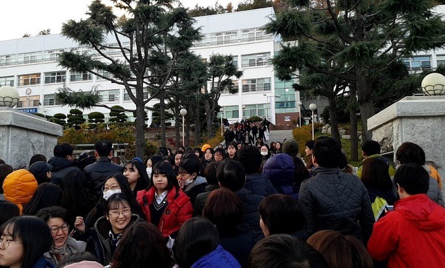 포항 지진 없이 수능 끝…고3 딸과 엄마는 8일 만에 활짝 웃었다