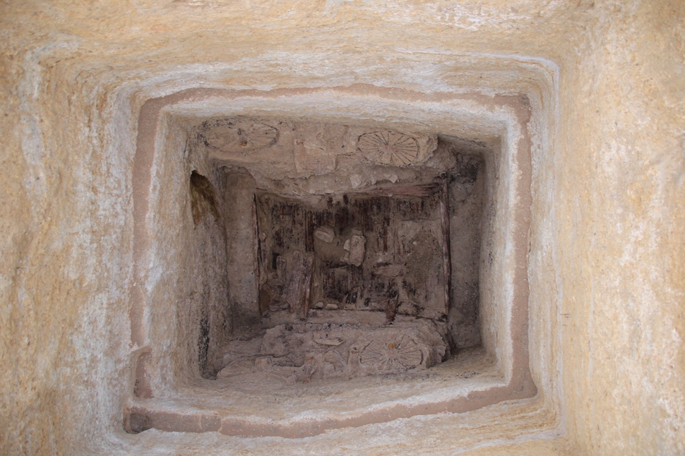 지름 20m, 깊이 11.7m의 무덤 안에서 발견된 마차 바퀴.