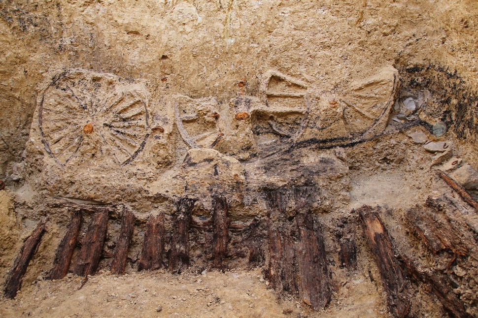 흉노 무덤 안에서 발견된 마차 바퀴를 확대한 모습.
