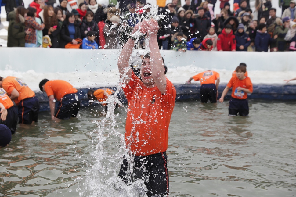 Mountain trout ice festival. Mountain Trout Ice Festival South Korea. Фестиваль горной форели Хвачон. Фестиваль форели в Южной Корее.