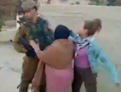 지난달 15일 무장한 이스라엘군의 얼굴을 맨손으로 때리는 팔레스타인 소녀 아헤드 타미미.   비비시(BBC) 화면 갈무리
