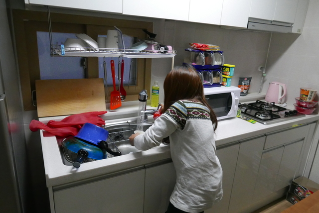 지원주택 입주자인 박윤하(가명)씨가 설거지를 하고 있다. 서울시와 서울도시주택공사 등은 노숙인·장애인을 대상으로 한 지원주택 제도화를 올해 추진할 계획이다.