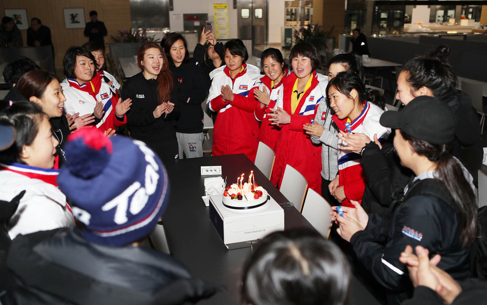 Photo Unified Korean Hockey Team Celebrates Nk Team Leaders Birthday North Korea News 