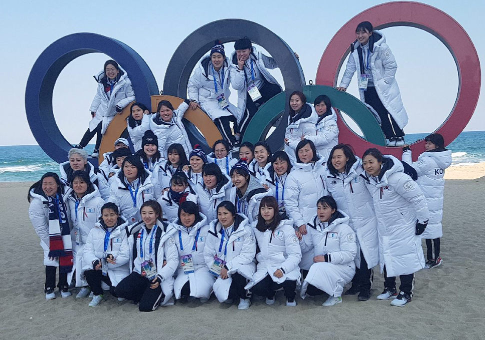 Photo Unified Korean Womens Hockey Team Hits The Beach To Build Team Spirit North Korea 