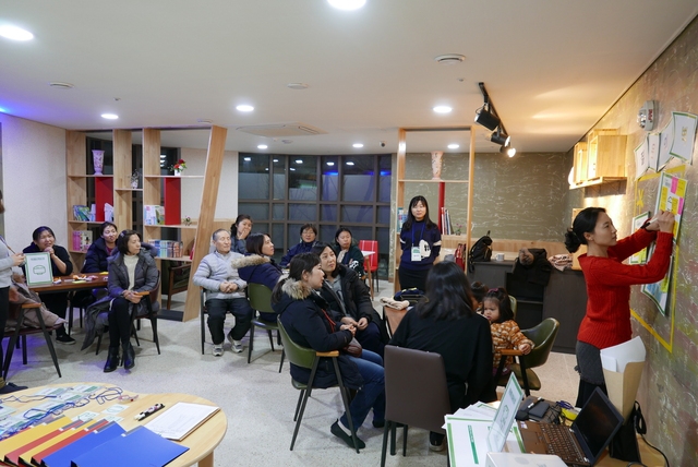 서울주택도시공사와 희망제작소가 진행하는 ‘행복한 아파트 공동체 만들기’ 프로젝트의 ‘일상생활 기술 나눔’ 프로그램에 참가한 서울 중계동 중계센트럴파크 주민들이 맛집 등 동네 정보를 공유하고 있다.